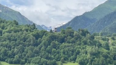 Svaneti, Gürcistan 'ın en yüksek bölgelerinden biridir ve Büyük Kafkasya Dağları' nın güney yamaçlarında yer alır..