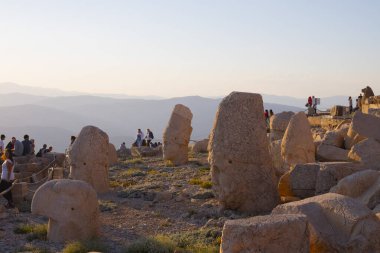 Nemrut Dağı, gizemi çözülmemiş ve yüzyıllardır Trkiye 'nin tarihsel mirasını nesilden nesile aktaran özel bir yerdir..