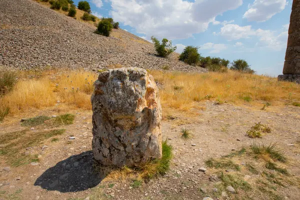 Nemrut Dağı, gizemi çözülmemiş ve yüzyıllardır Trkiye 'nin tarihsel mirasını nesilden nesile aktaran özel bir yerdir..