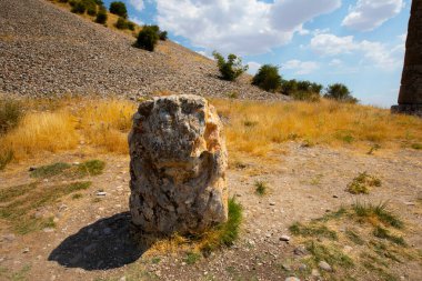 Adyaman 'ın Kahta ilçesinde yer alan Karaku Tumulus, Kral II. Mithridates tarafından Commagene ailesine mensup annesi Isias' ın defin yeri olarak inşa edilmiştir..