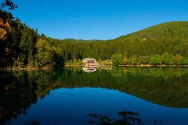 Savsat Karagol - Artvin. Avat İlçesi 'ne 25 kilometre uzaklıkta ve Sahra Karagl Milli Parkı' nda yer almaktadır..
