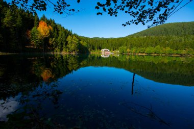 Savsat Karagol - Artvin. Avat İlçesi 'ne 25 kilometre uzaklıkta ve Sahra Karagl Milli Parkı' nda yer almaktadır..
