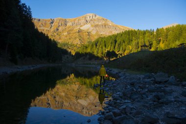 Savsat Karagol - Artvin. Avat İlçesi 'ne 25 kilometre uzaklıkta ve Sahra Karagl Milli Parkı' nda yer almaktadır..