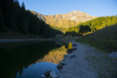 Savsat Karagol - Artvin. Avat İlçesi 'ne 25 kilometre uzaklıkta ve Sahra Karagl Milli Parkı' nda yer almaktadır..