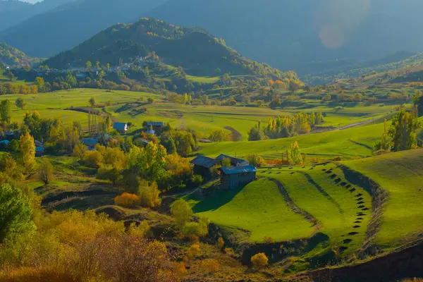 Savsat Karagol - Artvin. Avat İlçesi 'ne 25 kilometre uzaklıkta ve Sahra Karagl Milli Parkı' nda yer almaktadır..