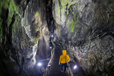 Sinop bölgesinde bulunan Inalt mağara deniz seviyesinden 1070 metre yükseklikte..