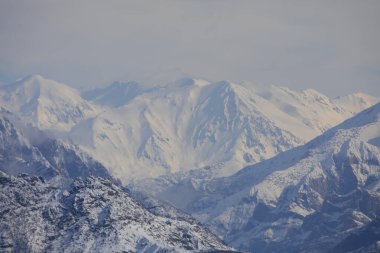 Tunceli sınırları içindeki dağlar Doğu Taurus Dağları 'nın bir uzantısı olarak batı-doğu yönünde uzanır..