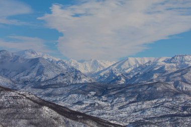 Tunceli sınırları içindeki dağlar Doğu Taurus Dağları 'nın bir uzantısı olarak batı-doğu yönünde uzanır..