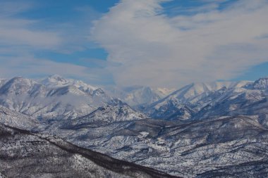 Tunceli sınırları içindeki dağlar Doğu Taurus Dağları 'nın bir uzantısı olarak batı-doğu yönünde uzanır..