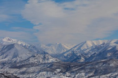 Tunceli sınırları içindeki dağlar Doğu Taurus Dağları 'nın bir uzantısı olarak batı-doğu yönünde uzanır..