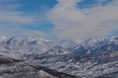 Tunceli sınırları içindeki dağlar Doğu Taurus Dağları 'nın bir uzantısı olarak batı-doğu yönünde uzanır..