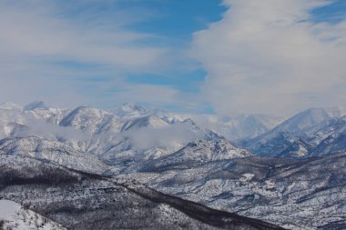 Tunceli sınırları içindeki dağlar Doğu Taurus Dağları 'nın bir uzantısı olarak batı-doğu yönünde uzanır..