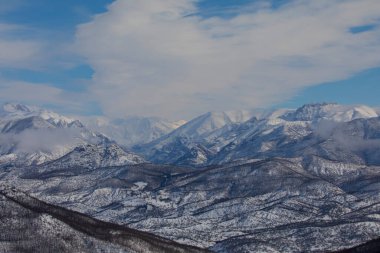 Tunceli sınırları içindeki dağlar Doğu Taurus Dağları 'nın bir uzantısı olarak batı-doğu yönünde uzanır..