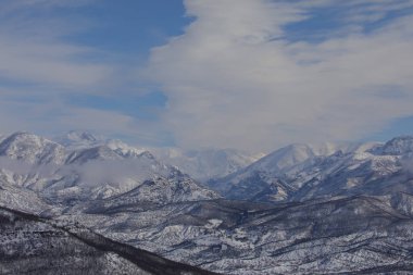 Tunceli sınırları içindeki dağlar Doğu Taurus Dağları 'nın bir uzantısı olarak batı-doğu yönünde uzanır..