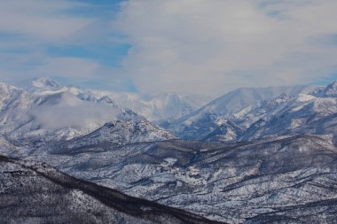 Tunceli sınırları içindeki dağlar Doğu Taurus Dağları 'nın bir uzantısı olarak batı-doğu yönünde uzanır..