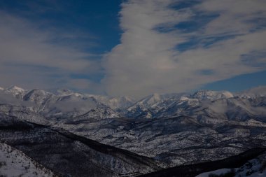 Tunceli sınırları içindeki dağlar Doğu Taurus Dağları 'nın bir uzantısı olarak batı-doğu yönünde uzanır..
