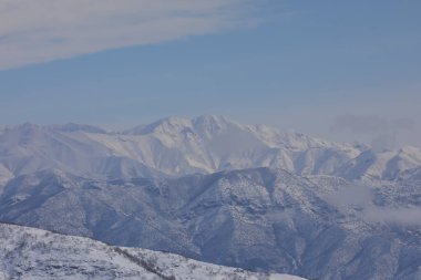 Tunceli sınırları içindeki dağlar Doğu Taurus Dağları 'nın bir uzantısı olarak batı-doğu yönünde uzanır..