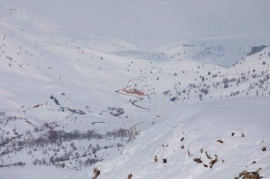 Tunceli sınırları içindeki dağlar Doğu Taurus Dağları 'nın bir uzantısı olarak batı-doğu yönünde uzanır..