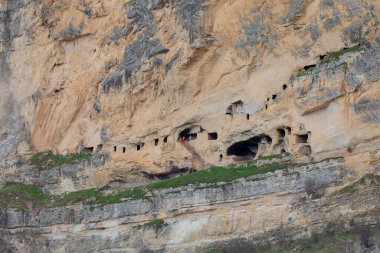 Tunceli sınırları içindeki dağlar Doğu Taurus Dağları 'nın bir uzantısı olarak batı-doğu yönünde uzanır..