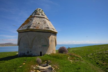 Carpanak Adası Van Gölü 'nün kuzeydoğusunda, Van ili' nin itoren Village bölgesinde yer alan bir adadır..