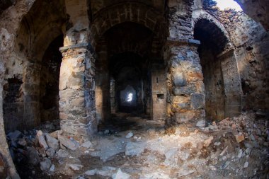 Saint Thommas Manastırı Kilisesi, Van Gölü 'ne bakan bir vadinin yamacına inşa edildi..