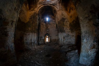Saint Thommas Manastırı Kilisesi, Van Gölü 'ne bakan bir vadinin yamacına inşa edildi..