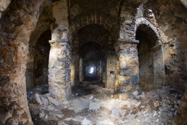 Saint Thommas Manastırı Kilisesi, Van Gölü 'ne bakan bir vadinin yamacına inşa edildi..