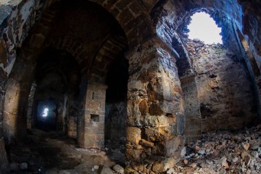 Saint Thommas Manastırı Kilisesi, Van Gölü 'ne bakan bir vadinin yamacına inşa edildi..
