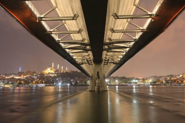 Golden Horn metro köprüsü ve manzarası
