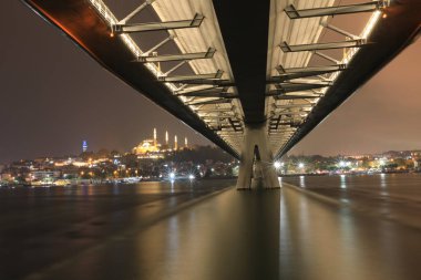 Golden Horn metro köprüsü ve manzarası