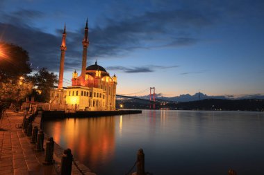 Byk Mecidiye Camii olarak da bilinen bina Ortakoy Iskele Meydanı 'nın kuzey ucunda yer almaktadır..