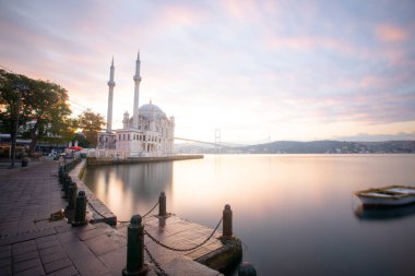 Byk Mecidiye Camii olarak da bilinen bina Ortakoy Iskele Meydanı 'nın kuzey ucunda yer almaktadır..