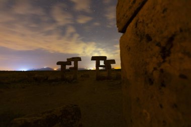 Blaundos Antik Şehir, Usak 'a 40 km uzaklıktaki Ulubey ilçesindeki Slmenli köyünün sınırları içinde yer alıyor.,