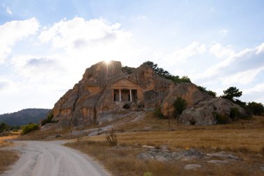 Gerdekkaya Mezar Anıtı, Cukurca köyünün 500 metre güneybatısındaki Doanl Vadisi 'nde büyük bir kaya kütlesinin doğu yüzüne oyulmuştur..