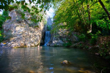 Yarhisar, Bursa 'nın Yeniehir ilçesine bağlı Yarhisar köyünde çok güzel bir şelaledir..