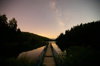Kula peri bacaları, Samanyolu çekimleri. Volkanik patlamalardan oluşan nadir bir jeolojik yapıya sahiptir..