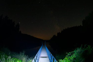 Kula peri bacaları, Samanyolu çekimleri. Volkanik patlamalardan oluşan nadir bir jeolojik yapıya sahiptir..