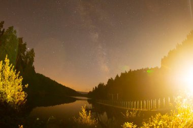 Kula peri bacaları, Samanyolu çekimleri. Volkanik patlamalardan oluşan nadir bir jeolojik yapıya sahiptir..