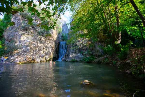 Yarhisar, Bursa 'nın Yeniehir ilçesine bağlı Yarhisar köyünde çok güzel bir şelaledir..