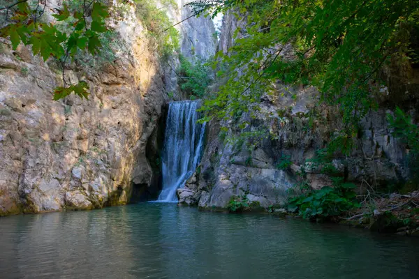 Yarhisar, Bursa 'nın Yeniehir ilçesine bağlı Yarhisar köyünde çok güzel bir şelaledir..