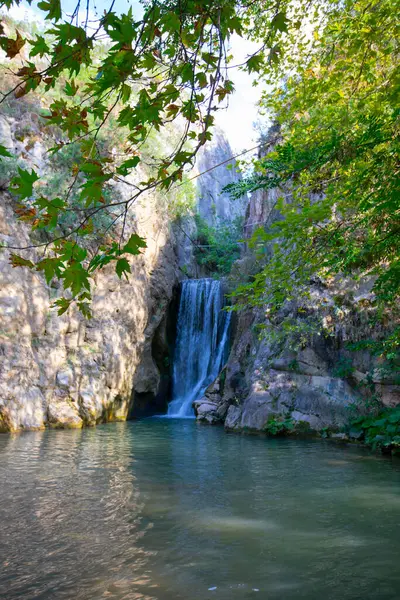 Yarhisar, Bursa 'nın Yeniehir ilçesine bağlı Yarhisar köyünde çok güzel bir şelaledir..