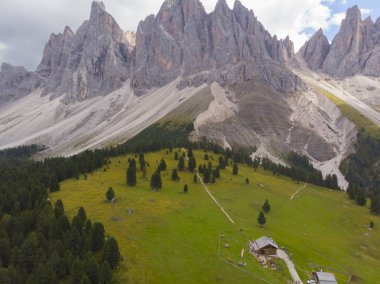 Val di Funes, İtalya 'nın Güney Tyrol bölgesinde yer alan bir peri masalı vadisidir..