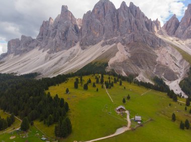 Val di Funes, İtalya 'nın Güney Tyrol bölgesinde yer alan bir peri masalı vadisidir..