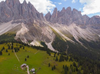 Val di Funes, İtalya 'nın Güney Tyrol bölgesinde yer alan bir peri masalı vadisidir..