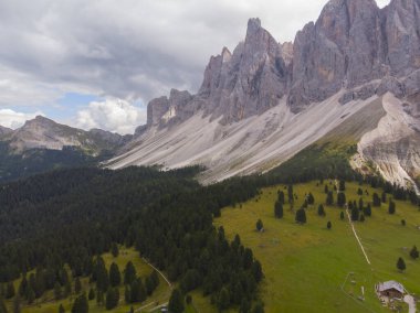 Val di Funes, İtalya 'nın Güney Tyrol bölgesinde yer alan bir peri masalı vadisidir..