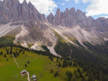 Val di Funes, İtalya 'nın Güney Tyrol bölgesinde yer alan bir peri masalı vadisidir..