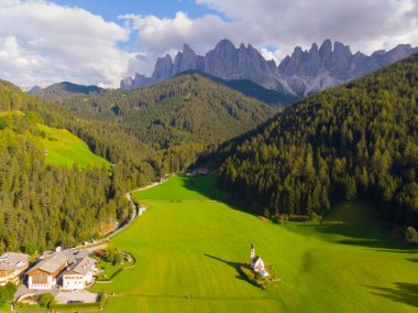 Val di Funes, İtalya 'nın Güney Tyrol bölgesinde yer alan bir peri masalı vadisidir..