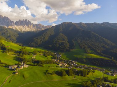 Val di Funes, İtalya 'nın Güney Tyrol bölgesinde yer alan bir peri masalı vadisidir..