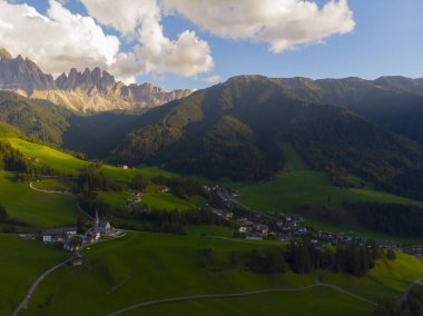 Val di Funes, İtalya 'nın Güney Tyrol bölgesinde yer alan bir peri masalı vadisidir..