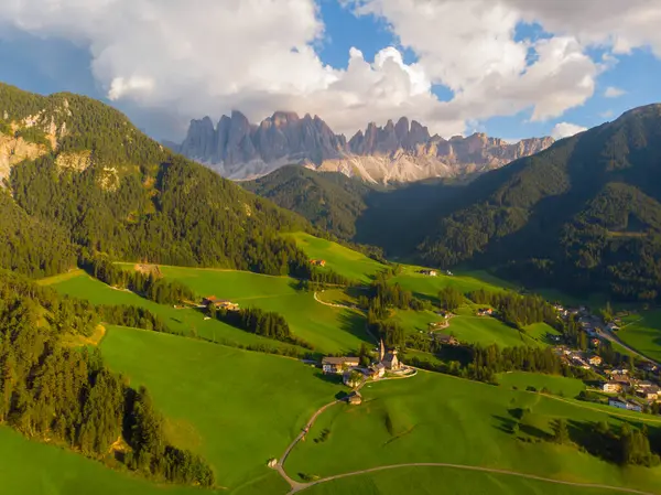 Val di Funes, İtalya 'nın Güney Tyrol bölgesinde yer alan bir peri masalı vadisidir..